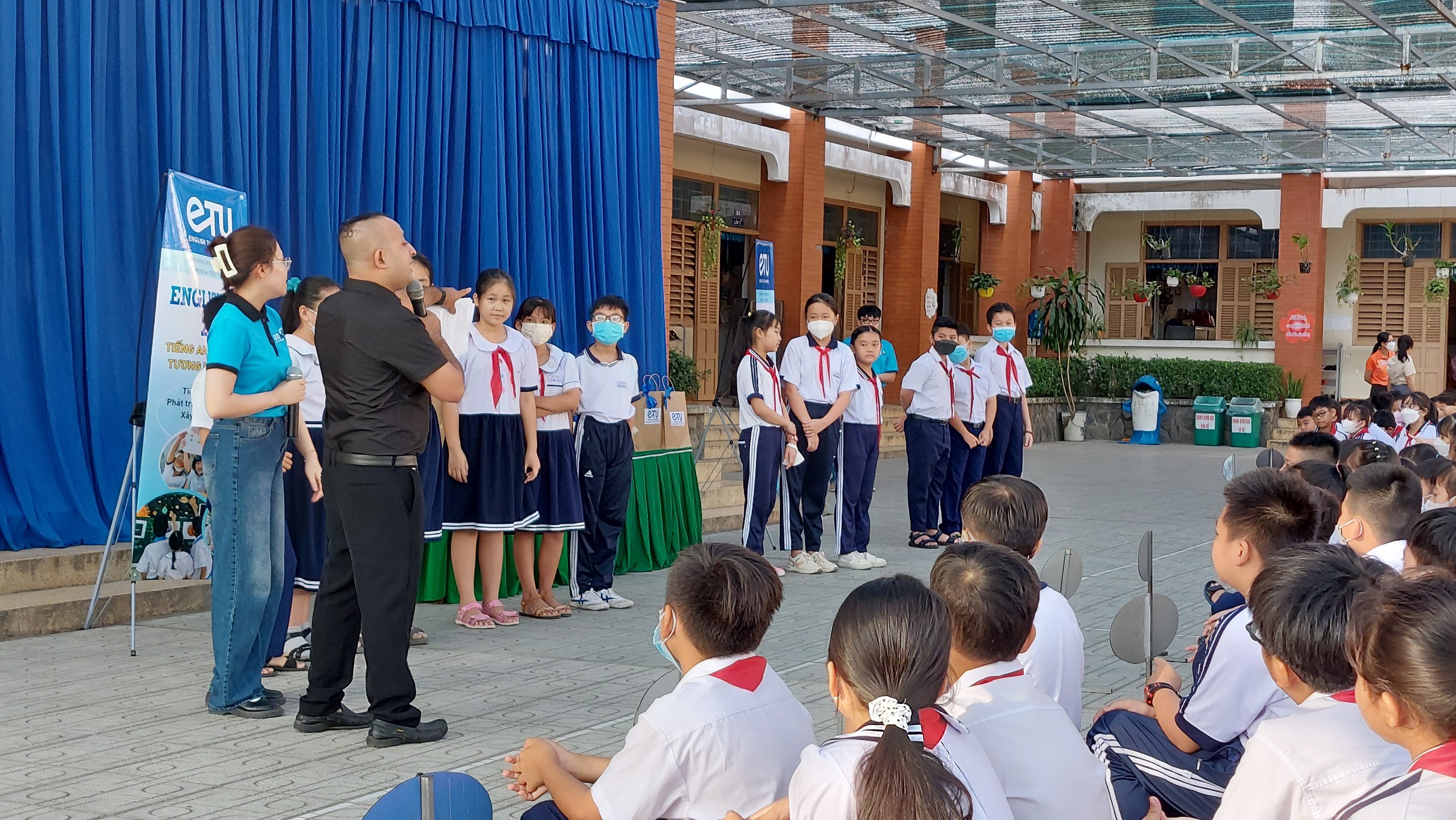 Trường Chu Văn An sinh hoạt ngoại khoá tiếng anh với người nước ngoài
