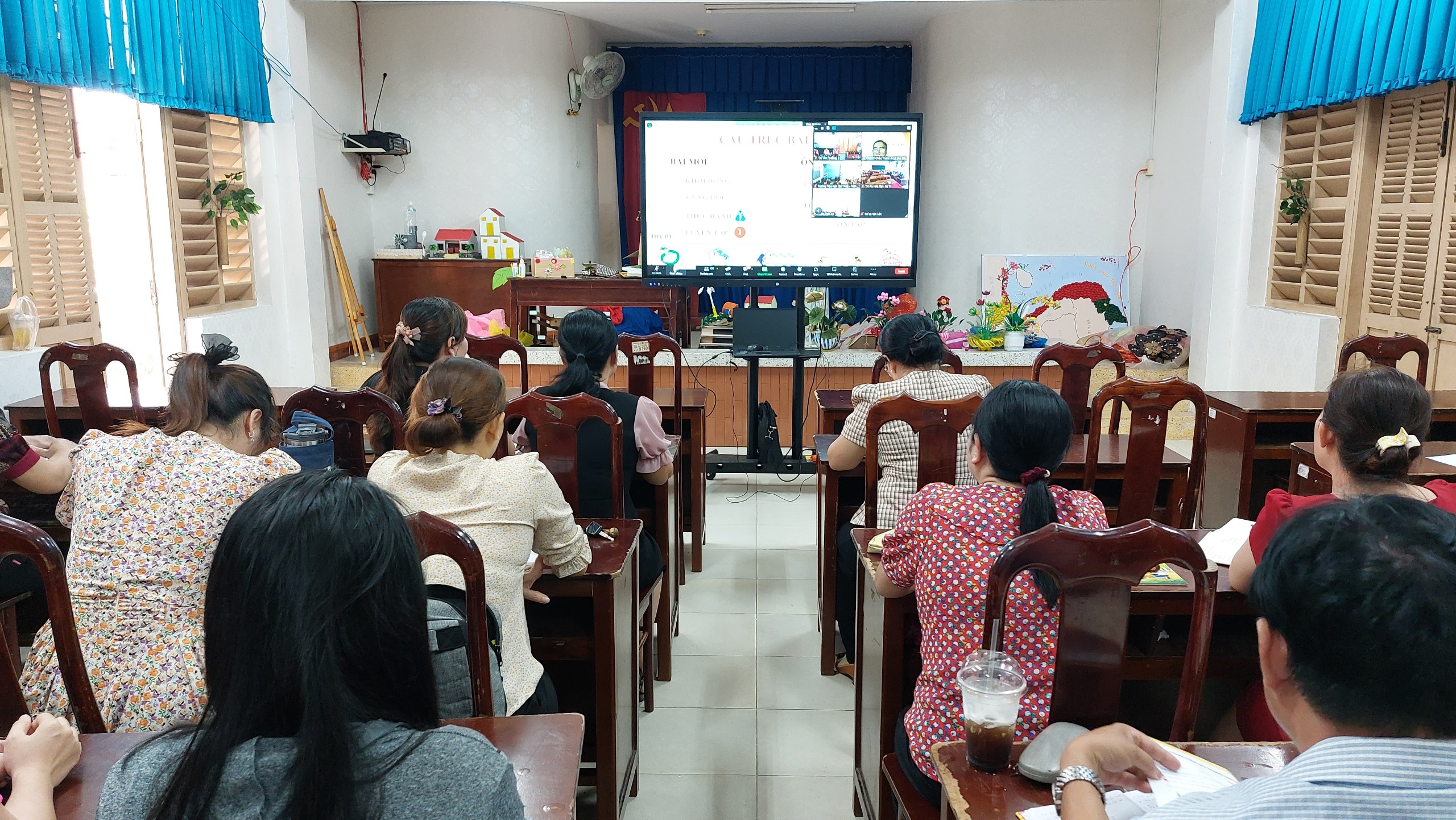 CB - GV trường Th Chu Văn An tham gia tập huấn SGK