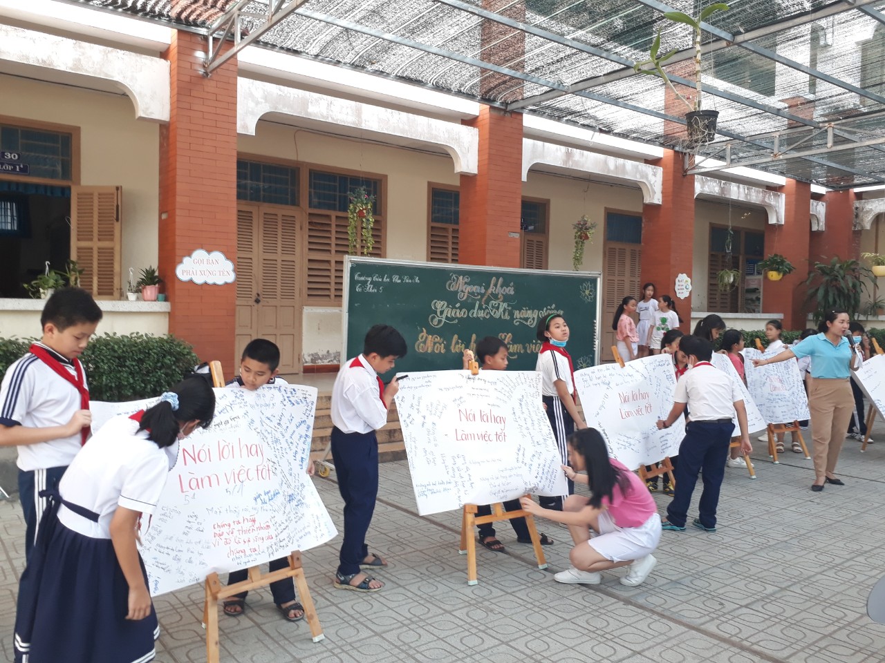 Tuyên truyền trong hoạt động ngoại khóa kĩ năng sống : Nói lời hay, làm việc tốt